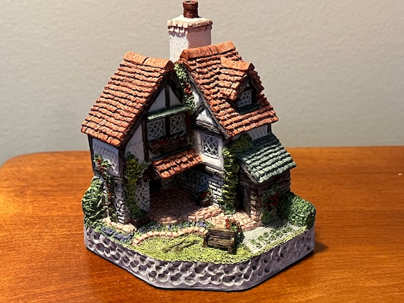 デビッド・タトウィラー、【THE GARDEN COTTAGE GIFT】 Vintage Gardener's Cottage by David Winter 1994 for 1995 Guild