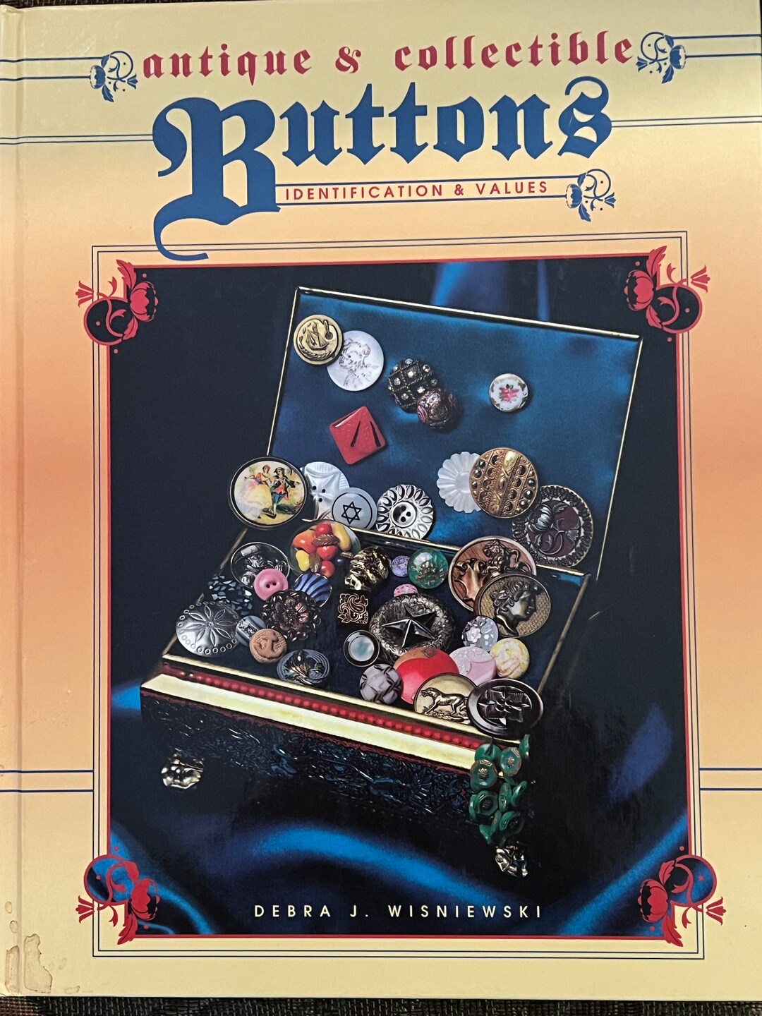 Antique & Collectible Buttons Identification and Values Book, Buttons