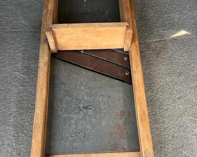 Tee-Dee wooden kraut cutter is marked 672-W T&D MFG Co. INDPLS, USA Vintage Wood Cut