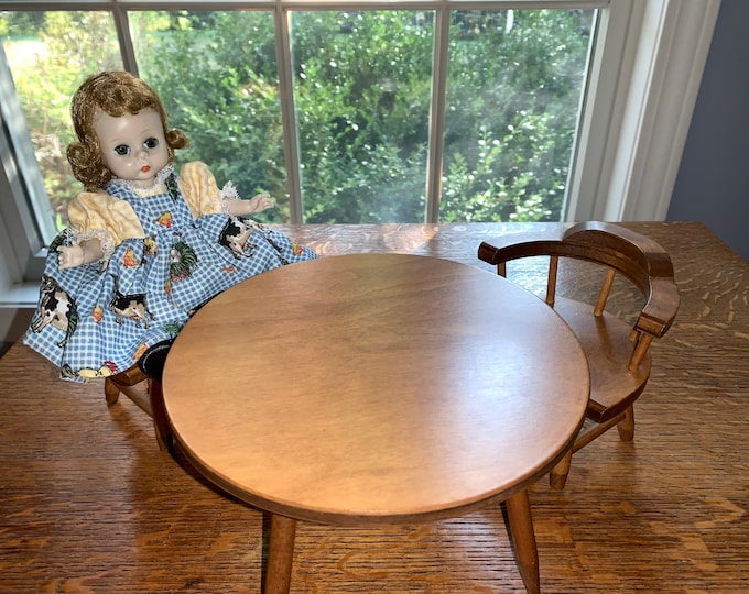 Madame Alexander Doll Wendy Goes to the Farm with table and chair vintage like new condition 8” tall