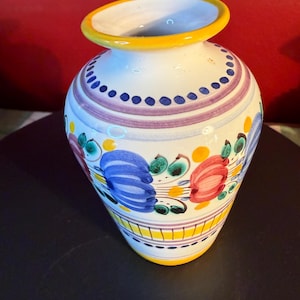 Mini jarrón Modra vintage de arte popular eslovaco: cerámica Majolika pintada a mano, 7,6 cm (3 pulgadas), color crema, amarillo y azul.