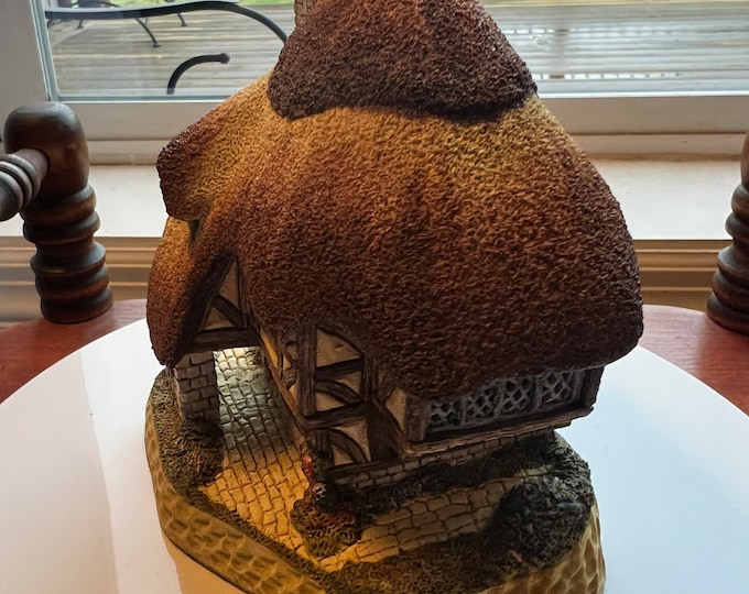 Vintage Pudding Cottage by David Winter Cottages handmade hand painted Great Britain figures figurines