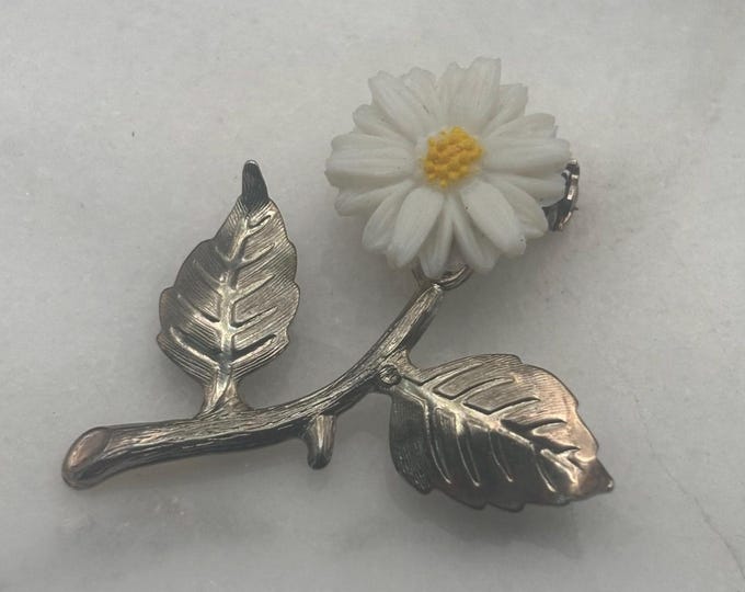 Vintage Virgin Mary Daisy Pin Brooch Lover Antiques and Vintage