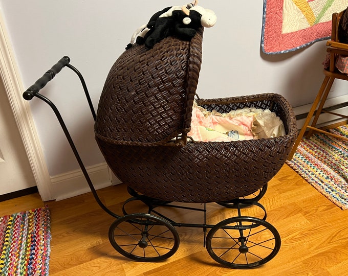 Antique Wicker baby pram doll carriage in beautiful condition