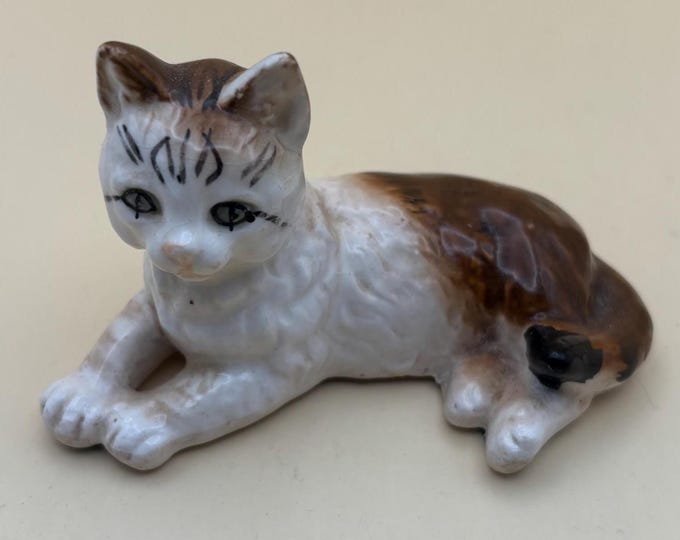 Vintage Cat Figurine Made in Hong Kong Cat Statue Curio Cats Collection Lover Antiques and Vintage