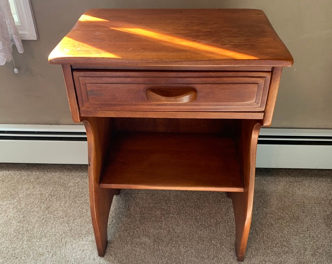 Cushman Colonial Creations Molly Stark Night Stand No. 2069 Lover Antiques and Vintage