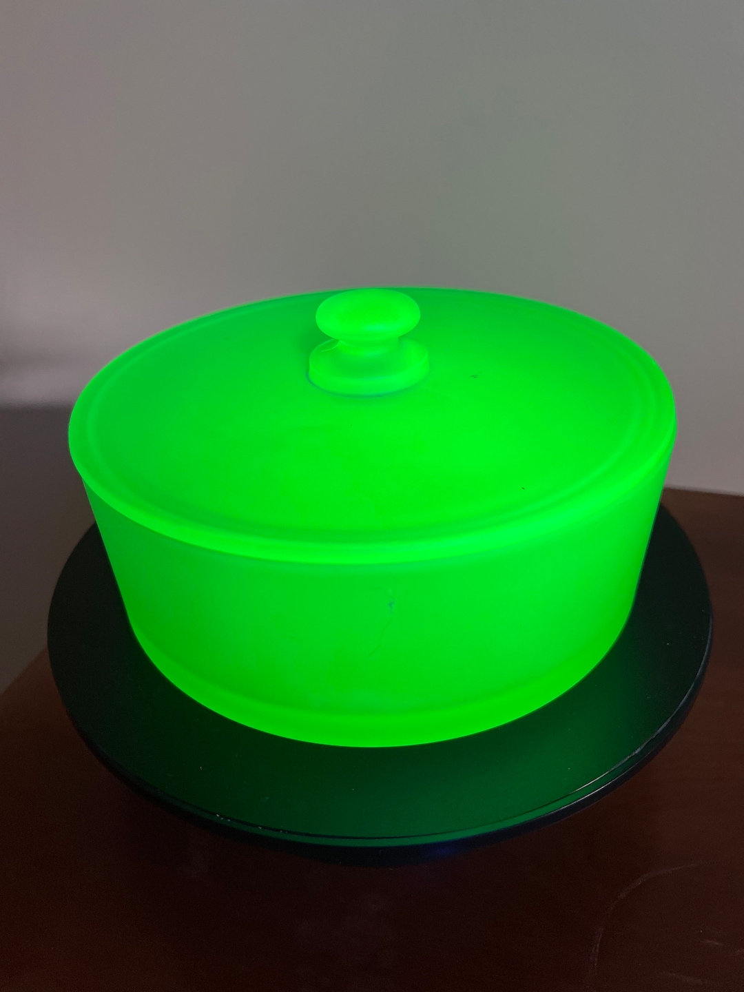 Vintage Vaseline Uranium Glass Powder Container With Lid Dish Top Glows