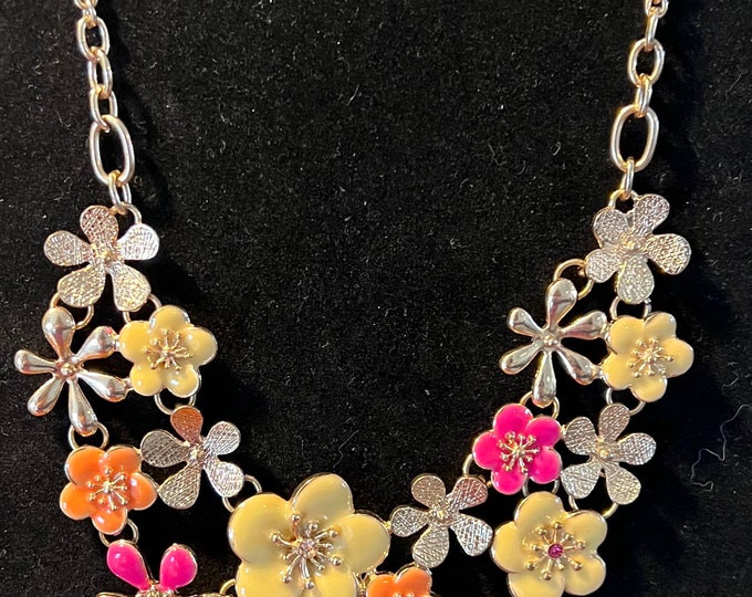 Vintage Flower Bib Style Necklace With Gold Accents Jewelry Pretty Things Flowers Lover Antiques