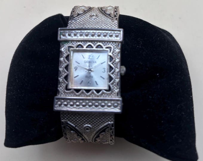 Vintage Geneva Elite Quartz Watch Number 2300 Lover Antiques and Vintage