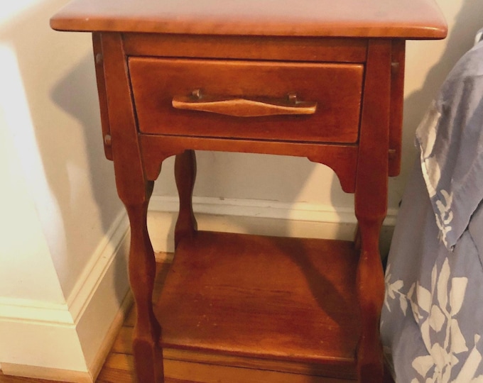 Cushman Colonial Creations Lucy Latham Original Nightstand Night Table No. 7169 Night stand small table Lover Antiques and Vintage