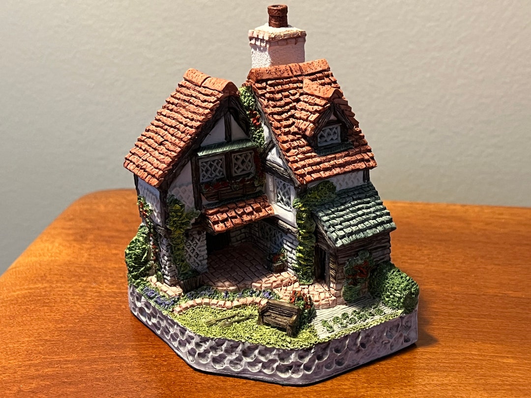 Vintage Gardener's Cottage by David Winter 1994 for 1995 Guild