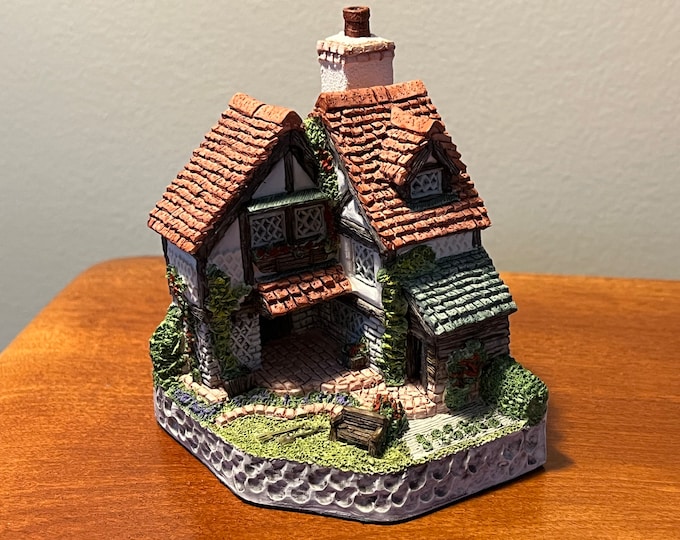 Vintage Gardener’s Cottage by David Winter 1994 for 1995 Guild Members Cottages handmade hand painted Great Britain figurines