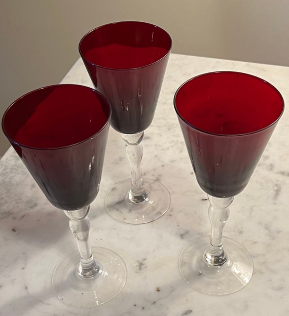 Copas de vino de cristal coloreadas con decoración, servicio moderno