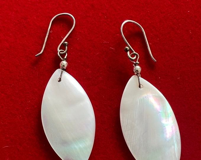 Vintage White Mother of Pearl Opalescent Teardrop Earrings, Iridescent Shell Earring, Shell Jewelry, Dangling Earrings, Lover Antiques