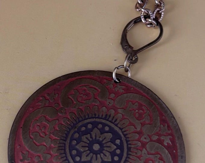 Vintage Red Black Enamel Gold Tone Circular Pendant Necklace 14 Inch Chain Retro Jewelry