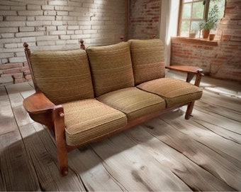 Cushman Colonial Creations Carver Three Seater No. 4-185-3 Paddle Arm Chair Couch Settee Lover Antiques and Vintage