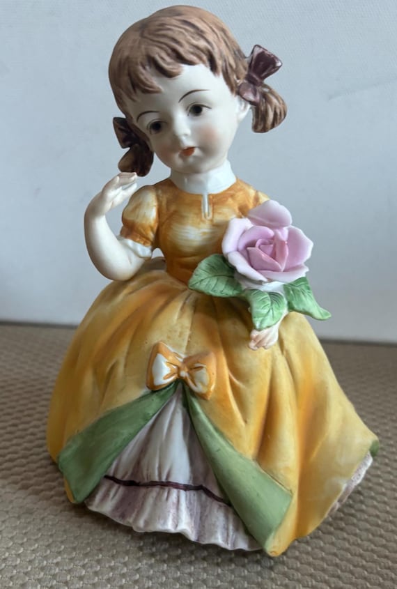 dress in yellow she says hello She's dressed in yellow. She says hello