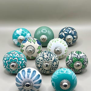 Set van 10 groene en turquoise meubelknoppen – lade- en kastgrepen in natuurlijke stijl.