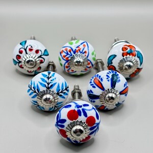 Juego de pomos de cerámica de 3 cm en azul y rojo para muebles: tiradores para cajones y armarios de cocina. Pomos decorativos para muebles. Envío desde Francia.