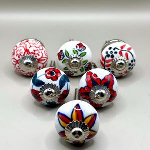 Lot de 6 petits boutons de meubles rouges 3 cm – poignées tiroir céramique florales – expédition France