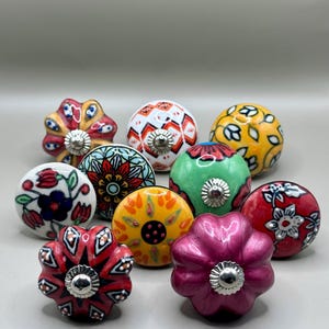 Set mit 10 mehrfarbigen Möbelknöpfen – originale Schubladen- und Schrankgriffe