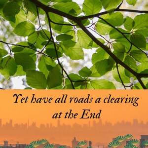 Op de afbeelding: Een citaat van Emily Dickinson, "Yet have all roads a clearing at the End", wordt weergegeven op een achtergrond van groene bladeren en een wazig stadsbeeld.