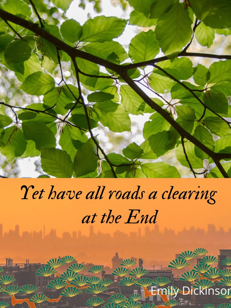 Op de afbeelding: Een citaat van Emily Dickinson, "Yet have all roads a clearing at the End", wordt weergegeven op een achtergrond van groene bladeren en een wazig stadsbeeld.