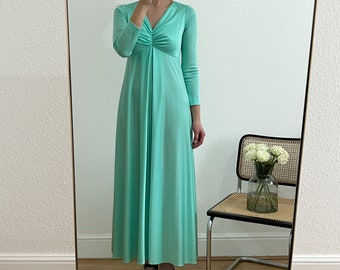 Vintage jaren 1970 pastelgroene floaty A-lijn maxi-jurk met lange mouwen