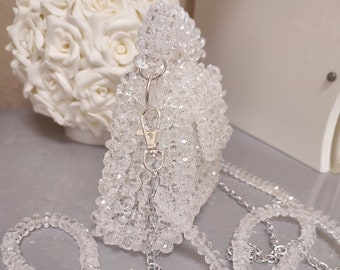 eine schicke Tasche aus Perlen, eine Tasche für den Abschluss, eine Tasche für eine Braut zur Hochzeit