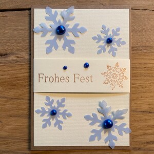 Weihnachtskarte Frohes Fest Weihnachtssterne hellblau Sterne transparent Blaue Perlen Kraftpapier