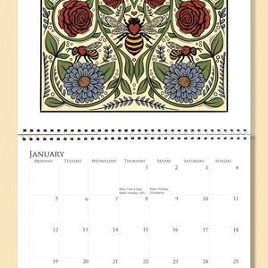 Op de afbeelding: Januari wandkalender met een decoratief bloemenontwerp met vogels, bijen en harten. De kalender heeft een spiraalbinding en bevat de dagen van de week en de data.