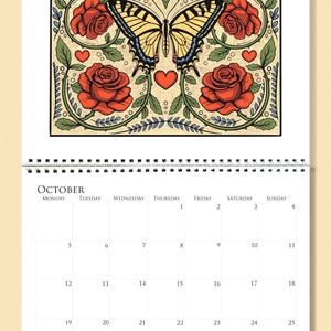 Op de afbeelding: Oktober kalenderpagina met een decoratief vierkant ontwerp met rode rozen, vlinders en harten. Het kalenderraster staat onder het ontwerp, met data en dagen van de week. De maand oktober staat bovenaan afgedrukt.