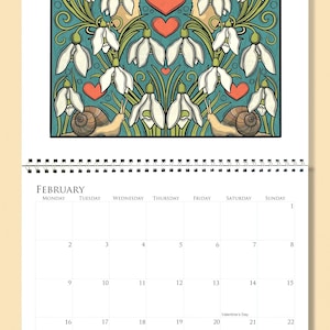 Op de afbeelding: Een februari-kalenderpagina met een illustratie in art nouveau-stijl. Het kunstwerk bevat twee muizen, harten, sneeuwklokjes en slakken. De kalender is spiraalgebonden en heeft een witte achtergrond.