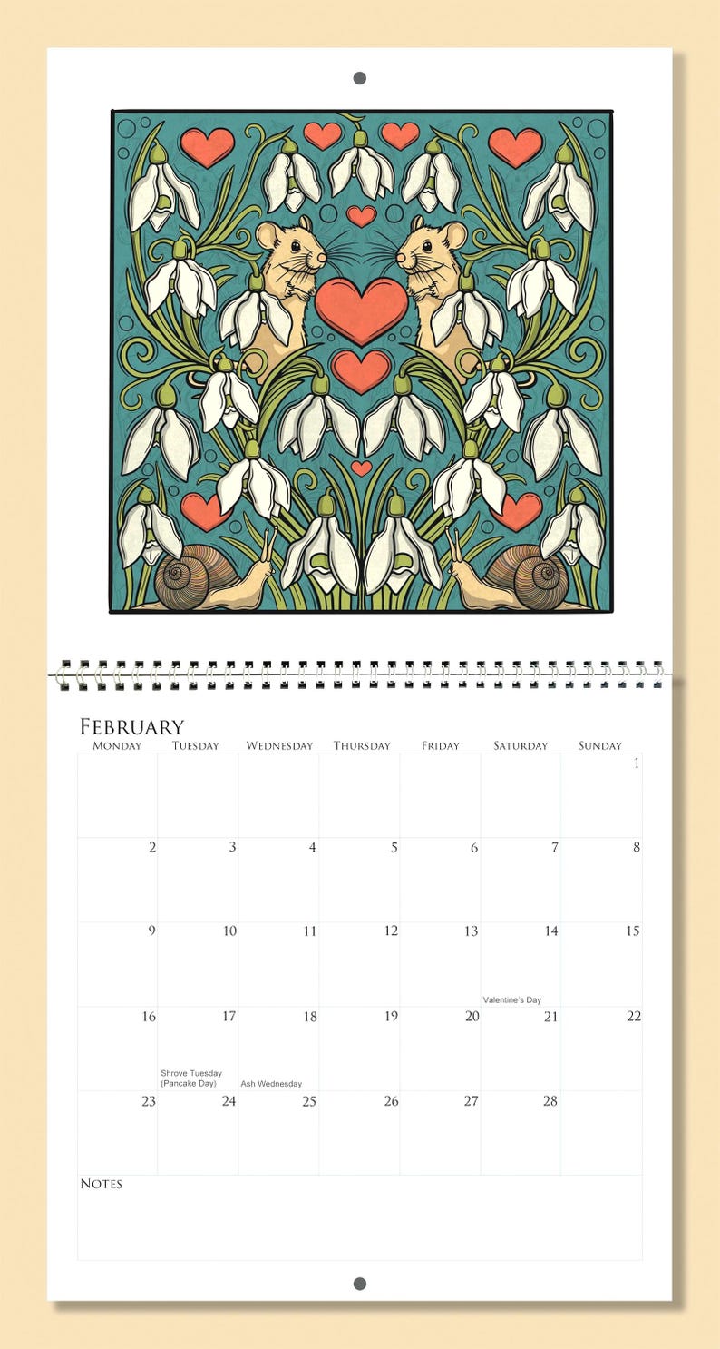 Op de afbeelding: Een februari-kalenderpagina met een illustratie in art nouveau-stijl. Het kunstwerk bevat twee muizen, harten, sneeuwklokjes en slakken. De kalender is spiraalgebonden en heeft een witte achtergrond.