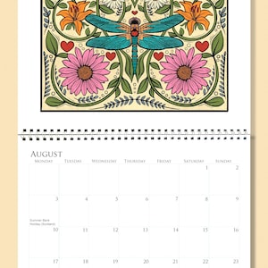 Op de afbeelding: Augustus kalenderpagina met een decoratief bloemen- en libellenontwerp. Het kunstwerk toont turquoise libellen, roze bloemen, oranjebloesem en groene bladeren. De kalendergrid is wit met zwarte tekst.