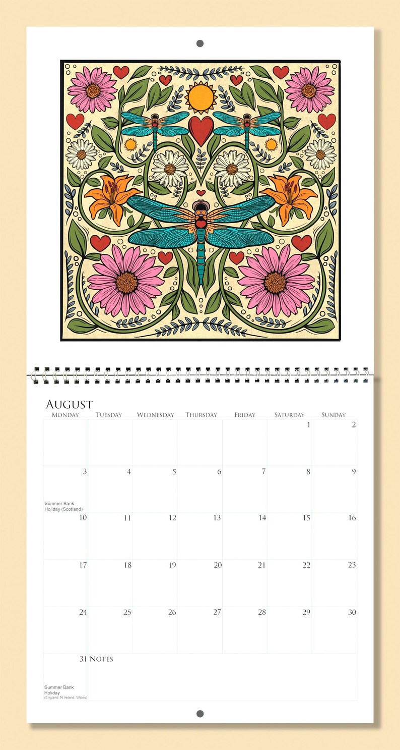 Op de afbeelding: Augustus kalenderpagina met een decoratief bloemen- en libellenontwerp. Het kunstwerk toont turquoise libellen, roze bloemen, oranjebloesem en groene bladeren. De kalendergrid is wit met zwarte tekst.