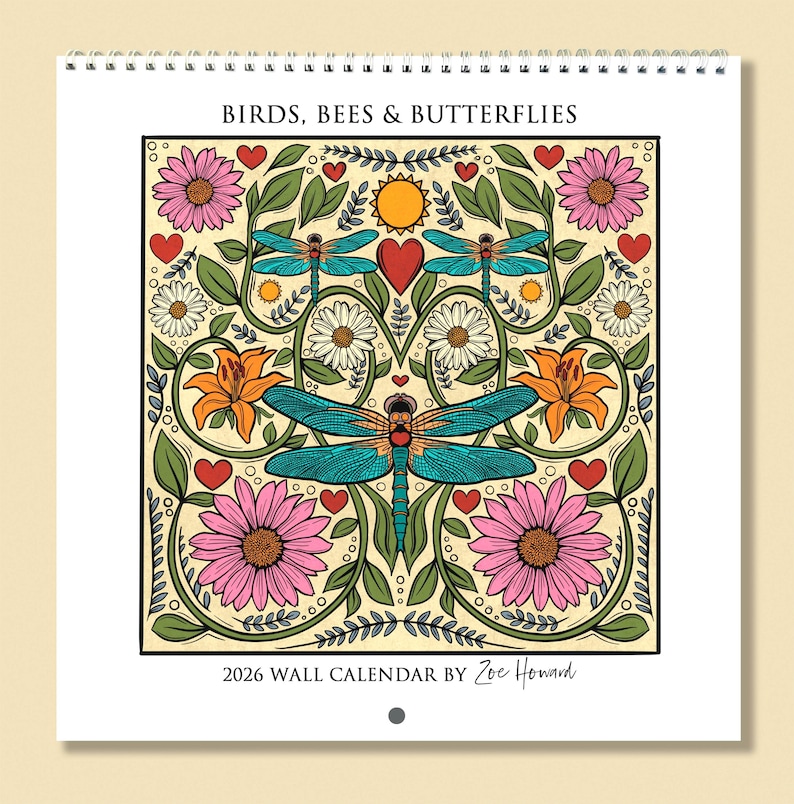 Op de afbeelding: Een 2026 wandkalender met een kleurrijke illustratie van vogels, bijen en vlinders. Het ontwerp bevat libellen, bloemen, harten en een zon. De kalender is van Zoe Howard.