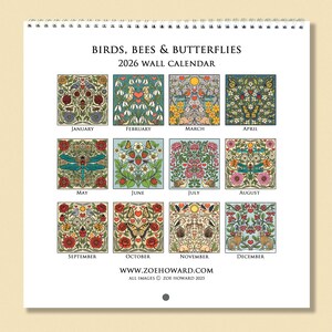 Op de afbeelding: Een 2026 wandkalender met maandelijkse illustraties van vogels, bijen en vlinders. Elke maand toont een uniek ontwerp met bloemen- en faunamotieven. De kalender bevat de tekst "BIRDS, BEES & BUTTERFLIES" en "2026 WALL CALENDAR".
