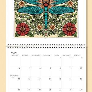 Op de afbeelding: Een mei-kalenderpagina met een turquoise libellenontwerp en bloemaccenten. De kalender is spiraalgebonden en toont de dagen van de week. De maand mei wordt bovenaan weergegeven. Afmetingen zijn niet van toepassing.