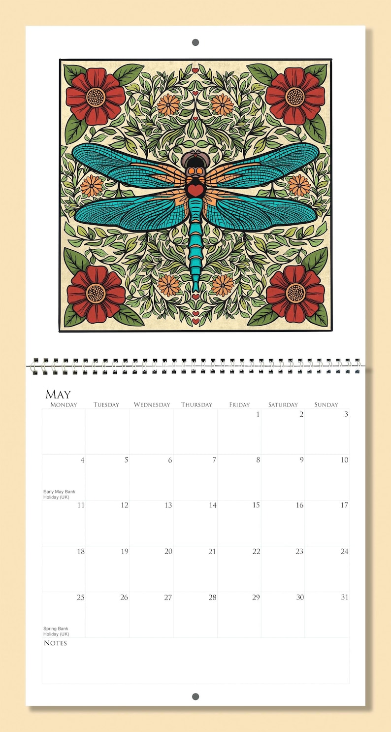 Op de afbeelding: Een mei-kalenderpagina met een turquoise libellenontwerp en bloemaccenten. De kalender is spiraalgebonden en toont de dagen van de week. De maand mei wordt bovenaan weergegeven. Afmetingen zijn niet van toepassing.