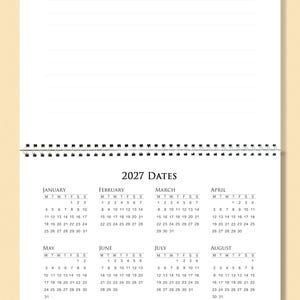 Op de afbeelding: Een spiraalgebonden kalender voor 2027 met maandelijkse datumroosters. De kalender heeft een minimalistisch ontwerp en een neutraal kleurenpalet. Handtekening en website van de kunstenaar onderaan. Afmetingen in cm.