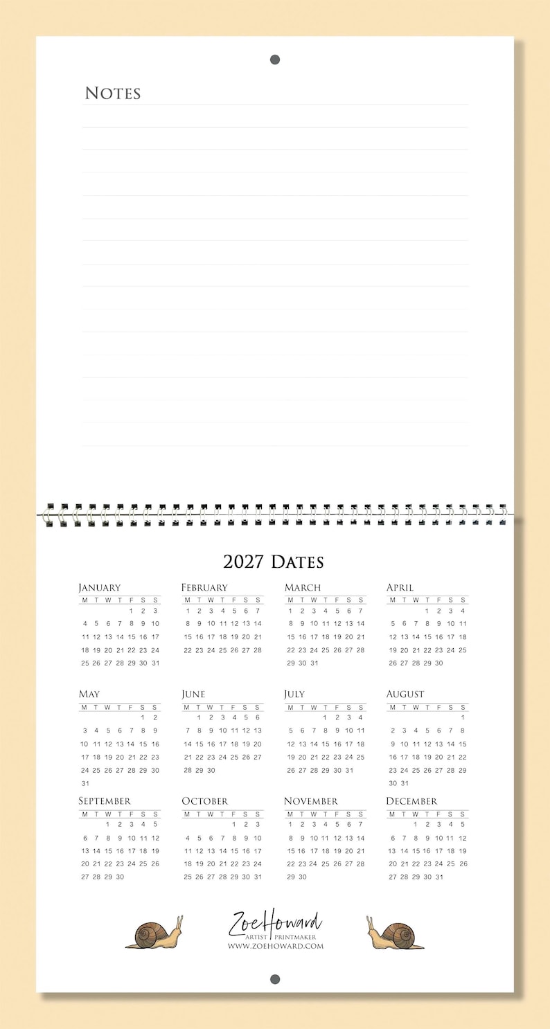 Op de afbeelding: Een spiraalgebonden kalender voor 2027 met maandelijkse datumroosters. De kalender heeft een minimalistisch ontwerp en een neutraal kleurenpalet. Handtekening en website van de kunstenaar onderaan. Afmetingen in cm.
