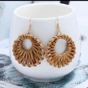 Orecchini a cerchio in rattan intrecciato a mano / Gioielli estivi boho