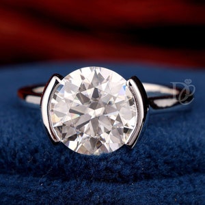 9.5 mm runder Herz und Pfeile schneiden farbloser Moissanite halber Bezel Ring, Solitär Verlobungsring, Flacher Comfort Fit Ring, Brautring