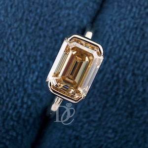 Anillo de compromiso victoriano de oro amarillo con moissanita talla esmeralda de East West