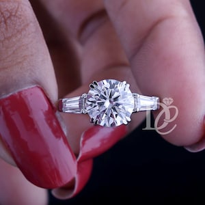 Anillo de moissanita de corte brillante redondo de 3,68 TW, anillo de compromiso de tres piedras con forma de baguette cónica lateral, doble garra, anillo de bodas de 14 k para ella