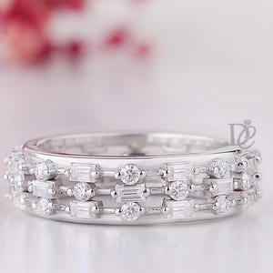 Baguette & Rund geschnitten Farblose Moissanite Ehering, Dot Dash dreireihig Voll Eternity stapelbare Band, 14k Weißgold Ost-West-Band für Sie