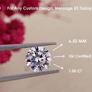 Op de afbeelding: Een ronde briljant geslepen diamant vastgehouden door een metalen pincet. De diamant heeft een diameter van 6,50 mm, een gewicht van 1,00 ct en is IGI-gecertificeerd. Tekst op de afbeelding: For Any Custom Design, Message US Today! 6.50 MM, IGI Certified, 1.00 CT.
