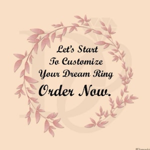 Könnte beinhalten: Eine hellpfirsichfarbene Grafik mit einem kreisförmigen Kranz aus rosa Blättern, der den schwarzen Text umgibt: Let's Start To Customize Your Dream Ring Order Now. Ein blasses, großes Wasserzeichen-Symbol eines Diamantrings ist im Hintergrund sichtbar.