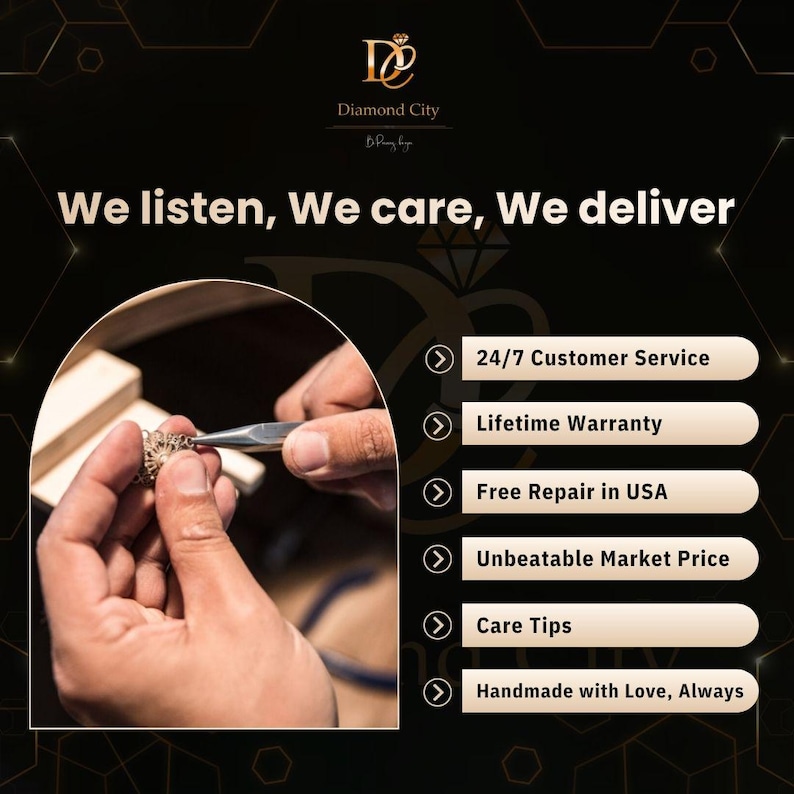 Op de afbeelding: Een promotionele afbeelding voor Diamond City met de tekst We listen, We care, We deliver. Het bevat een cirkelvormig inzetstuk dat sieraden toont die met een tang worden bewerkt en een lijst met diensten: 24/7 Customer Service, Lifetime Warranty, Free Repair in USA, Unbeatable Market Price, Care Tips en Handmade with Love, Always.